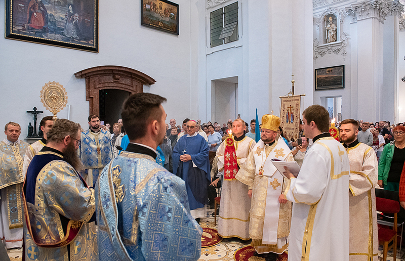 Ukrainewallfahrt / Foto Kuss Mariazell Hunderte Gläubige kamen zur ersten Ukraine-Wallfahrt nach Mariazell.