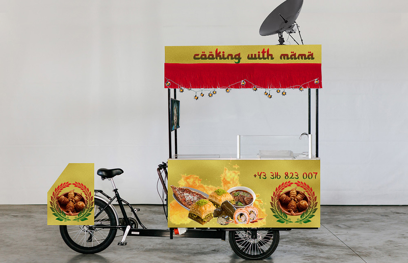 Hiwa K. Menschen mit Migrationshintergrund rufen ihre Mütter oder andere wichtige Personen an, um gemeinsam mit ihnen und dem Publikum in einer mobilen Außenküche zu kochen.