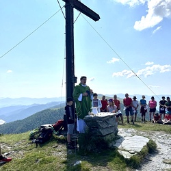 Die Bergmesse am Bremstein wurde mitgestaltet von der Ortsmusikkapelle und der Bergrettung Mautern.