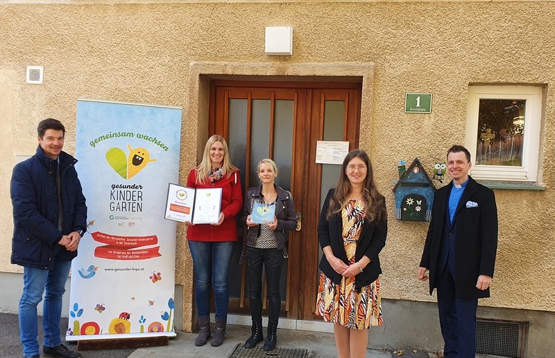 v.l.n.r.: Patrick Palz (Styria vitalis), Barbara Auer (Kindergartenpädagogin, KiGa-Leiterin), Yvonne Puchleitner (Kinderbetreuerin), Bettina Straßer-Gonzales (Wirtschaftsrätin der Pfarre Lind-Maßweg), Lukasz Wojtyczka (Pfarrer, KiGa-Erhalter)
