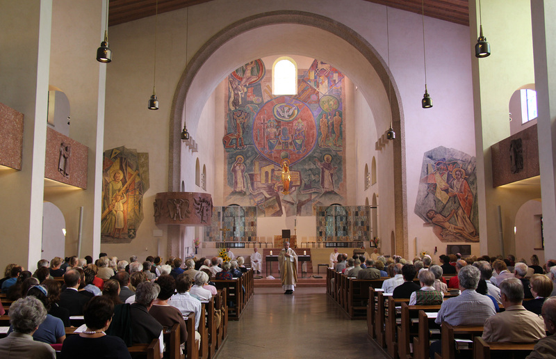 Michael Wedenig Nach der Umgestaltzung des Altarraumes wurde der Altar von Bischof Egon Kapellari im Oktober 2010 geweiht.