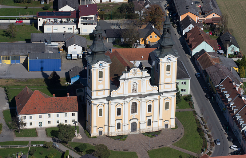 Die Wallfahrtskirche St. Veit am Vogau noch in ihrem 'alten Gewand'. Mittlerweile erstrahlt sie in Weiß.