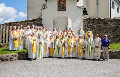 Gruppenfoto des Bischofstreffen in Maria Osterwitz. 