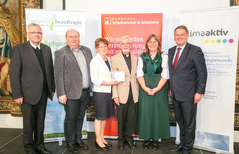 Vertreter der Pfarre Dechantskirchen mit GV Heinrich Schnuderl, der Umweltbeauftragten Hemma Opis-Pieber und Bundesminister Andrä Rupprechter. / Robert Strasser, BMLFUW