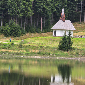 Idyllisch der See und die Kapelle