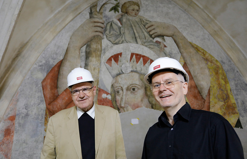 Dompropst Heinrich Schnuderl und Architekt Peter Grabner vor dem Porträt von Kaiser Friedrich III. als Christophorus