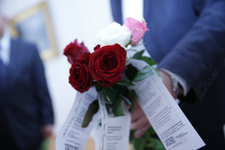 Am Tag der Arbeitslosen werden Rosen verteilt.