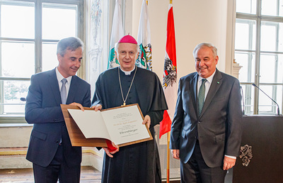 Der Grazer Bürgermeister Siegfried Nagl und Landeshauptmann Hermann Schützenhöfer überreichten Bischof em. Egon Kapellari die Ehrenurkunde.