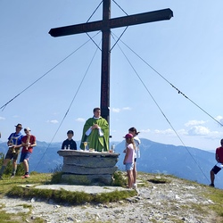 Die Bergmesse am Bremstein wurde mitgestaltet von der Ortsmusikkapelle und der Bergrettung Mautern.