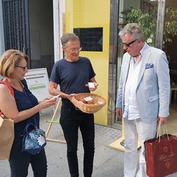 Arno Niesner verteilt Äpfel - und kommt dabei mit Leuten ins Gespräch. 