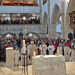 10 Pfarren machen eine Wallfahrt nach Mariapfarr im Lungau.