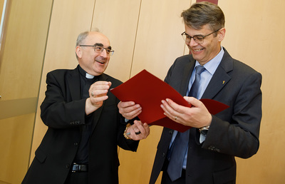 Bischof Wilhelm Krautwaschl und Superintendent Wolfgang Rehner unterzeichneten die Vereinbarung.