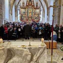10 Pfarren machen eine Wallfahrt nach Mariapfarr im Lungau.