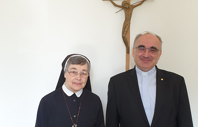 Bischof Wilhelm Krautwaschl freut sich mit der wiedergewählten Sr. Petra.