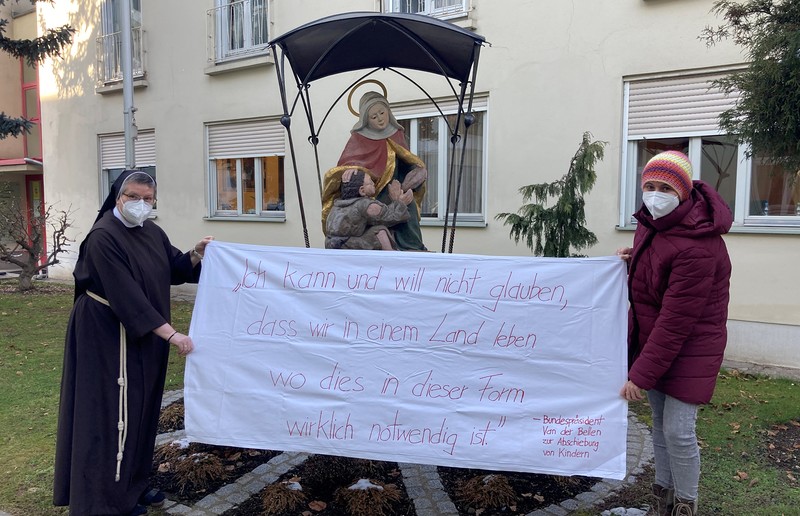 Auch die Elisabethinen beteiligen sich bei der Plakataktion mit dem Zitat von Bundespräsident Alexander van der Bellen