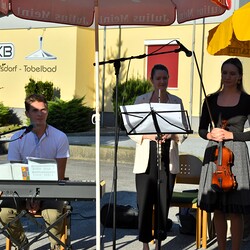 Unsere Jugendband - Peter Preitler-Höller,  Viktoria Reinprecht, Jana Preitler-Höller - begleitet den Festgottesdienst musikalisch.