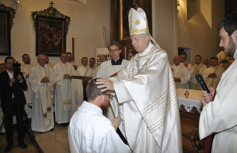 Matthias Reich wurde von Bischof Egon Kapellari durch Handauflegung zum Priester geweiht.