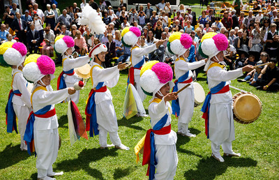 Beim 800-Jahr-Jubiläum der Diözese Graz-Seckau tanzte eine koreanische Fokloregruppe zu traditionellen Klängen.