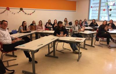 SchülerInnen der HLW für Sozialmanagement mit VertreterInnen der Caritas bei der Präsentation von DIGITAL SHADOWS.