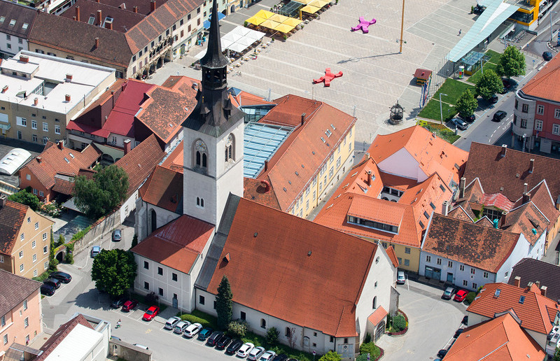 Die Stadtpfarrkirche, am Nordrand der Altstadt, wurde im 13. Jahrhundert erbaut. 1498 wurde die Kirche zur Pfarrkirche erhoben.