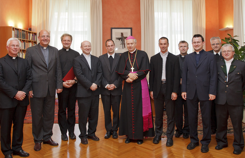 v.l.n.r.: Weihbischof Dr. Franz Lackner, Msgr. Christian Leibnitz, Mag. Gerhard Hatzmann, Mag. Herbert Kernstock, Mag. Ewald Pristavec, Diözesanbischof Dr. Egon Kapellari, Mag. Andreas Lechner, Dr. Boguslaw Swiderski, Mag. Johannes Lang, Pastoralamts