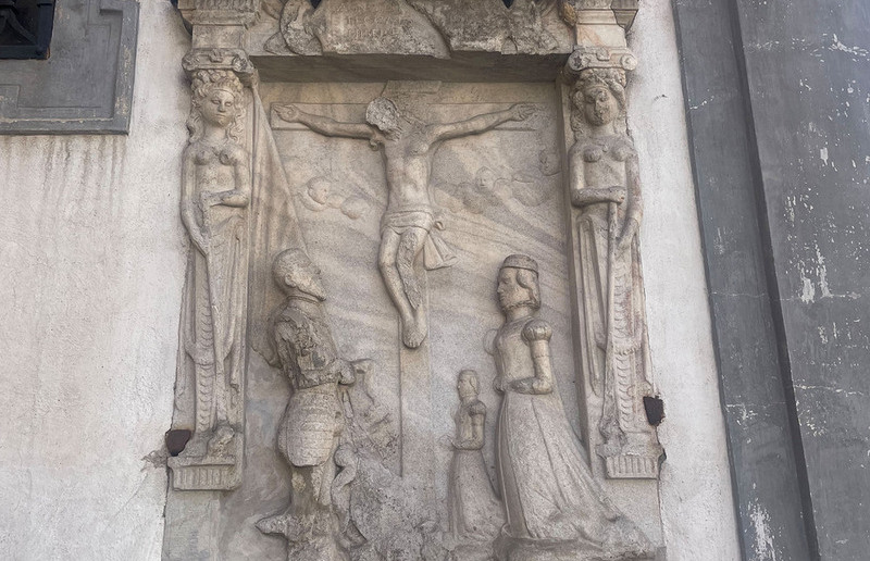 Relief am Grazer Dom / Katholische Kirche Steiermark Der Jesus ohne Gesicht am Dom erregte im Sommer 2026 einige Gemüter.