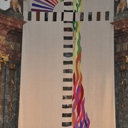 Das Fastentuch der Pfarre St. Stefan im Rosental wurde 2018 entworfen und gestaltet von Helga Petz.