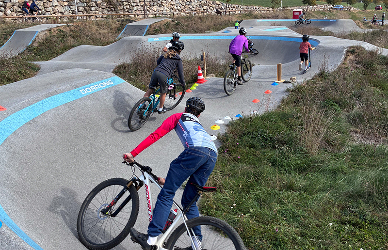 Pumptrack / DSG Steiermark Eifrige Radfahrer:innen während der Challenge am Pumptrack in Stattegg.