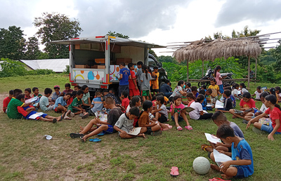 Ein umgebauten Suzuki-Pickup bringt in Indonesien die Schule in ein Dorf - Bildung durch eine fahrende Bibliothek.