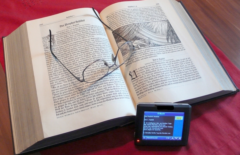 Bibellesen gestern und heute / Walter Spille, Pixelio