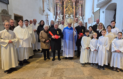 Mit dem päpstlichen Ehrenzeichen 'Pro ecclesia et pontifice' wurden Hannes Merl [links neben dem Bischof] und Werner Hilber ausgezeichnet