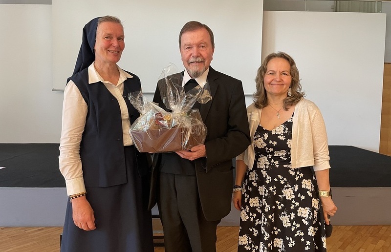 Diözesanratssitzung Sommer 2026 / Katholische Kirche Steiermark Sag zum Abschied leise Servus: Für Generalvikar Erich Linhardt gab es bei seiner letzten Sitzung des Diözesanrates ein Geschenkkörbchen samt lautem Applaus (links Schwester Roswitha Bauer, rechts Gerlinde Paar, beide im Vorstand des Diözesanrates)