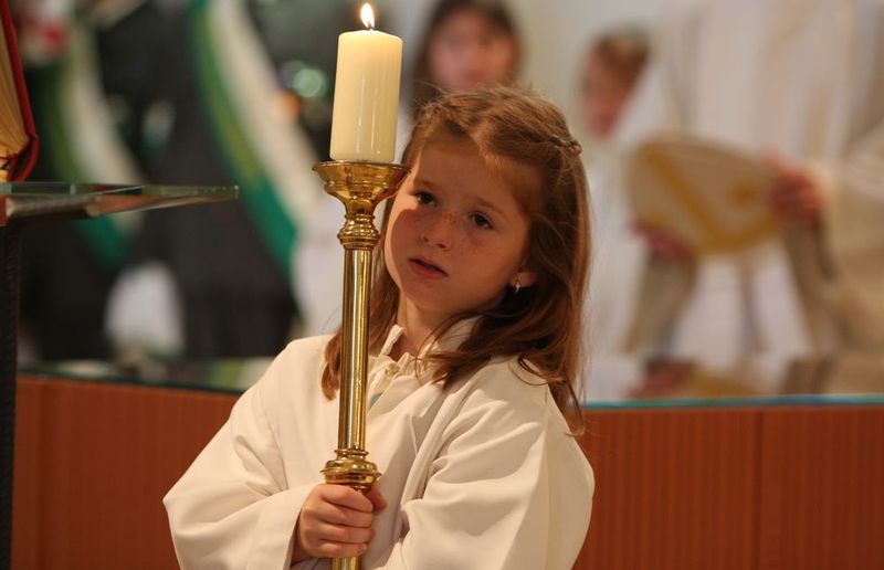Traditionellerweise sind MinistranInnen Kinder und Jugendliche - aber auch Erwachsene können diesen Dienst übernehmen. / Wodicka/Bilderbox