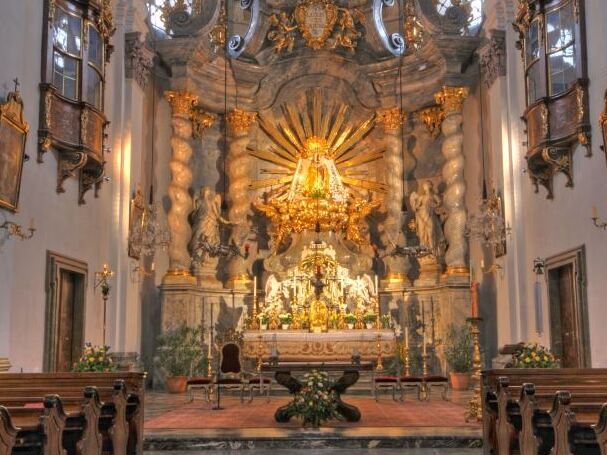 Der Hochaltar wurde von Lukas von Schramm geplant und bildet mit seinen mächtigen Marmorsäulen und dem großartigen Aufbau einen prächtigen Rahmen zur Altarmitte mit der Gnadenstatue.