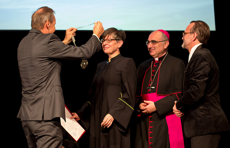 Rektorin Andrea Seel bekam von ihrem Vorgänger Siegfried Barones die Amtskette überreicht.