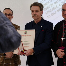 Er?ffnung des Spiegelgitterhauses Gleisdorf (Sammlung Wolf) durch B?rgermeister Christoph Stark, Landeshauptmann Christopher Drexler und Di?zesanbischof Wilhelm Krautwaschl.Laudatio: Walter Pr?gger,Einf?hrung in die Ausstellung 'WENDEZEITEN/ZEITENW