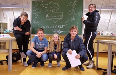 Schülerinnen und Schüler haben Tafelbilder zum Motto des Gottesdienstes gestaltet, so wie hier eine Schülergruppe beim Vorbereitungsworkshop im Gymnasium der Ursulinen in Innsbruck. 
