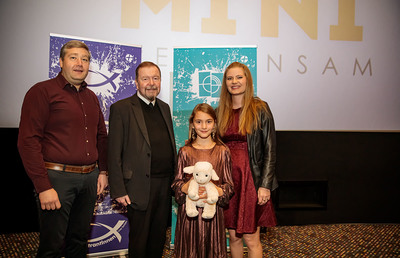 Pfarrer Claudiu Budãu (Seelsorgeraumleiter Kaiserwald), Generalvikar Erich Linhardt, Hauptdarstellerin Dea Müller und Pastoralreferentin Anja Asel (Ideengeberin „Mini Movie“) bei der Filmpremiere.