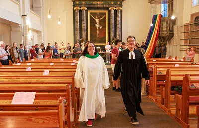 Elisabeth Fritzl 'im Einsatz' beim jährlichen Gottesdienst anlässlich des Christopher Street Day.