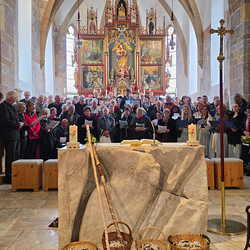 10 Pfarren machen eine Wallfahrt nach Mariapfarr im Lungau.