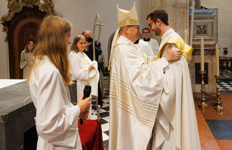 Diözesanbischof Wilhelm Krautwaschl weihte Markus Krill am 25. Juni 2023 im Grazer Dom zum Priester.