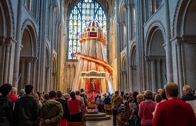 Der Bischof von Lynn feierte den Abschlussgottesdienst der Aktion 'Seeing it Differently' von der 15 Meter hohen Rutsche aus.