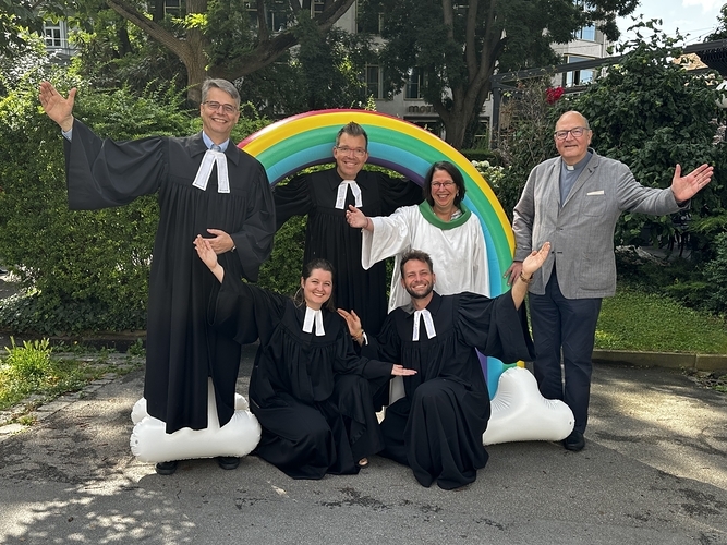 Ökumenischer Segen zum Schulschluss / Felix Hulla An mehreren Plätzen in der Grazer Innenstadt wird am letzten Tagen ein 'Segen to go' gespendet.