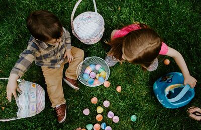Eier, Tierchen, Feuer, Lachen - viele Symbole prägen das Osterfest.