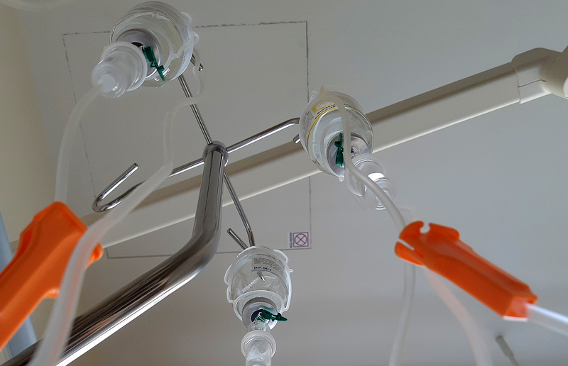 Bernhard Pletz 'Der ständige Blick nach oben zu den Infusionsflaschen war verbunden mit dem Gebet 'O Gott komm mir zur Hilfe''.