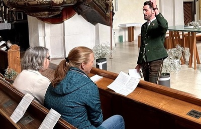 Inmitten der Feier-Hektik kann man in der Stadtpfarrkirche zur Ruhe kommen.