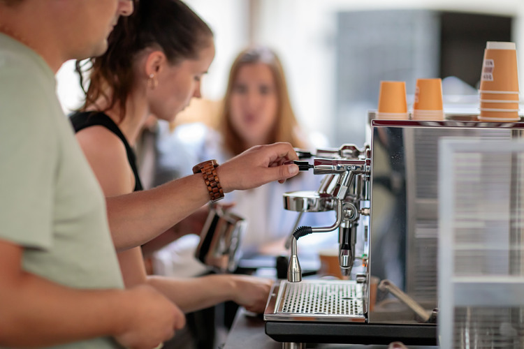 SONNTAGSBLATT, Gerd Neuhold Das Denk Dich Neu CAFeBIKE bringt Kaffee und sammelt Ideen.