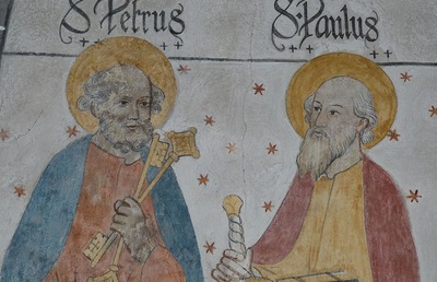 Petrus wird mit dem Schlüssel dargestellt, Paulus mit Buch und Schwert.