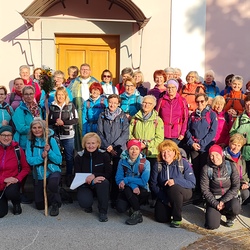 ... rund 60 Frauen pilgernd unterwegs. Start bei der Pfarrkirche in St. Magdalena