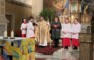Diözesanbischof Wilhelm Krautwaschl feiert am Nikolaustag 2022 mit Ehrenamtlichen der VinziWerke.